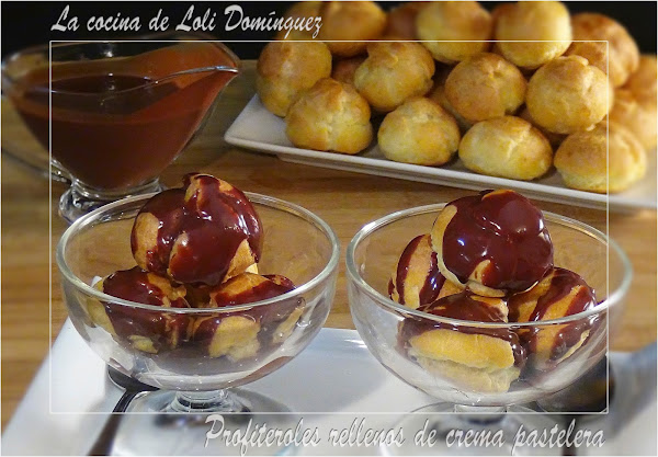 Profiteroles rellenos de crema pastelera con salsa de chocolate