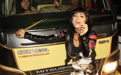 Julia Perez Menari Seksi Di Tiang Lampu Julia Perez Menari Seksi Di Tiang Lampu