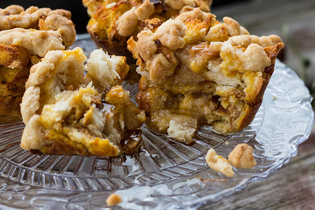 Challa Bread French Toast Muffins mit Kürbis und Zimt-Streusel Challa Bread French Toast Muffins mit Kürbis und Zimt-Streusel