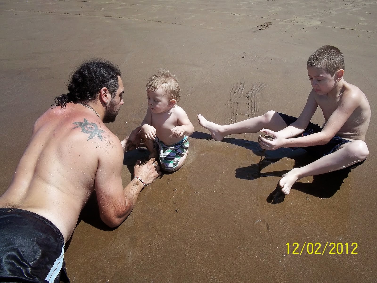 Jugando en la playa con papi y Agustin
