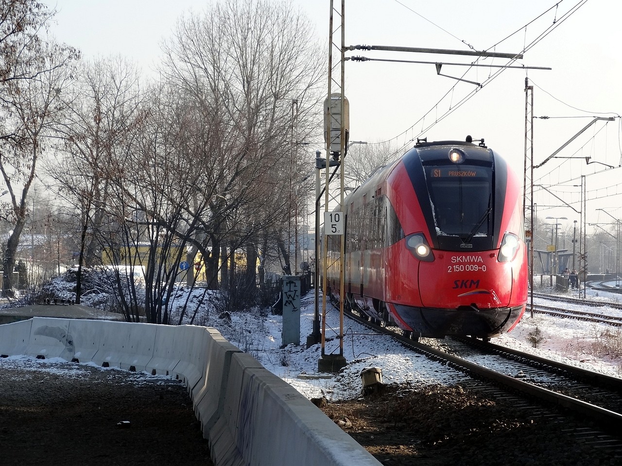 19WE-003 + 19WE-004 odjeżdża z przystanku Warszawa Gocławek