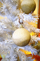 http://happygirlycrafty.blogspot.gr/2015/12/diy-recycled-ombre-christmas-ornaments.html