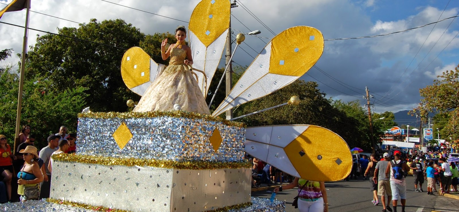 Con Pintorescas Carrozas el Festival Carnaval de Arroyo