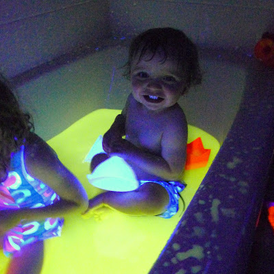 http://www.funathomewithkids.com/2013/08/safe-and-edible-glow-water-for-baths.html