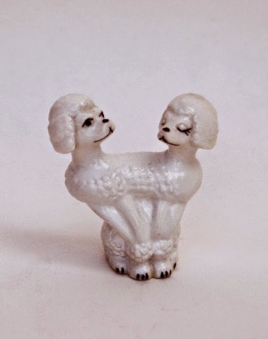 As surreais esculturas com animais híbridos de porcelana de Debra Broz Debra Broz esculturas porcelanas cerâmica surreais kitsch animais modificados vintage