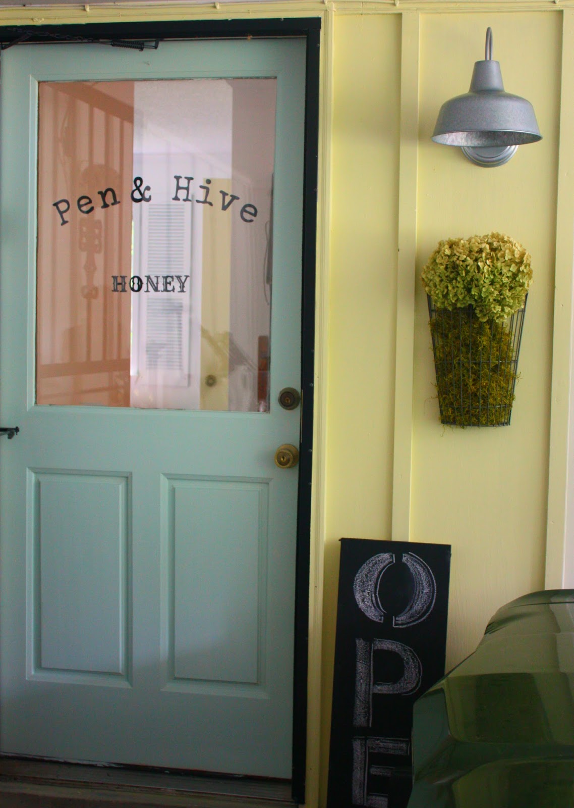 Pen & Hive How to do Hand Lettering on Glass and Cottage Entrance Reveal