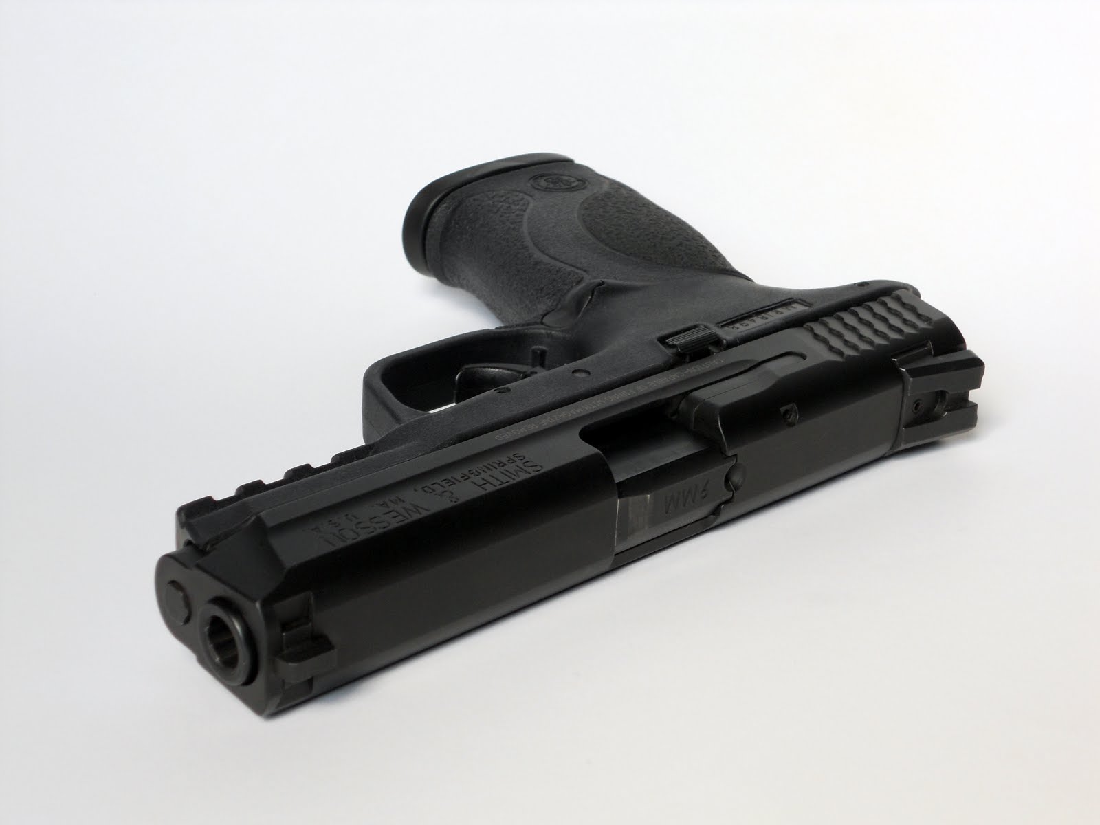 http://4.bp.blogspot.com/-tUisE4mINYY/TgJoPq7Qs4I/AAAAAAAAATM/Au-clH_Xv4A/s1600/smithwesson_1.jpg