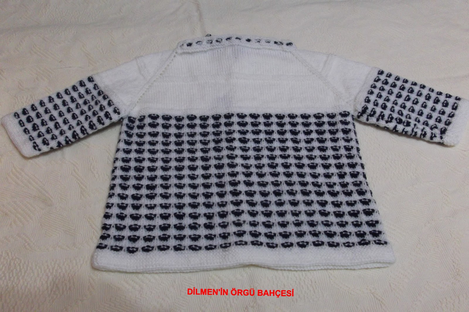 DİLMEN�İN ÖRGÜ BAHÇESİ ROBADAN İKİ RENKLİ BEBEK HIRKASI