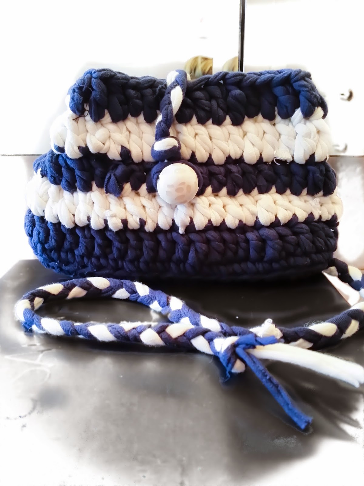 Pochette in fettuccia realizzata con uncinetto
