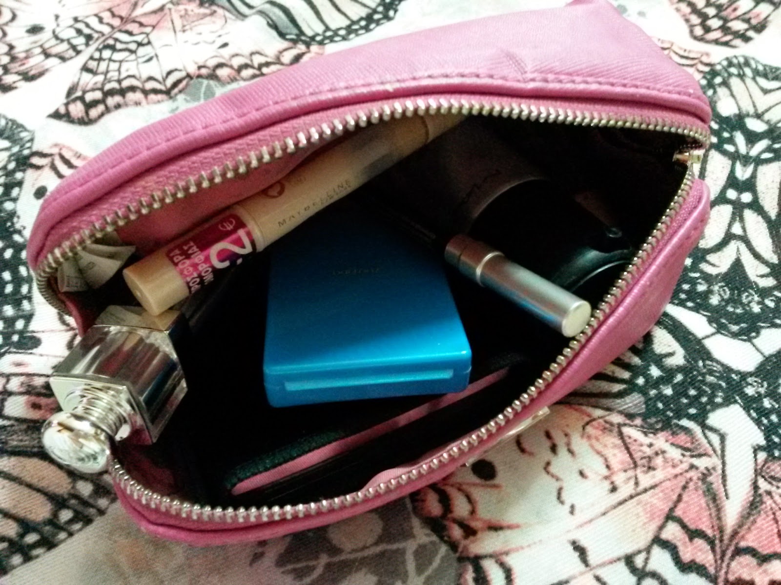 ScrapgalGR Loves Blush! What's in my makeup bag!