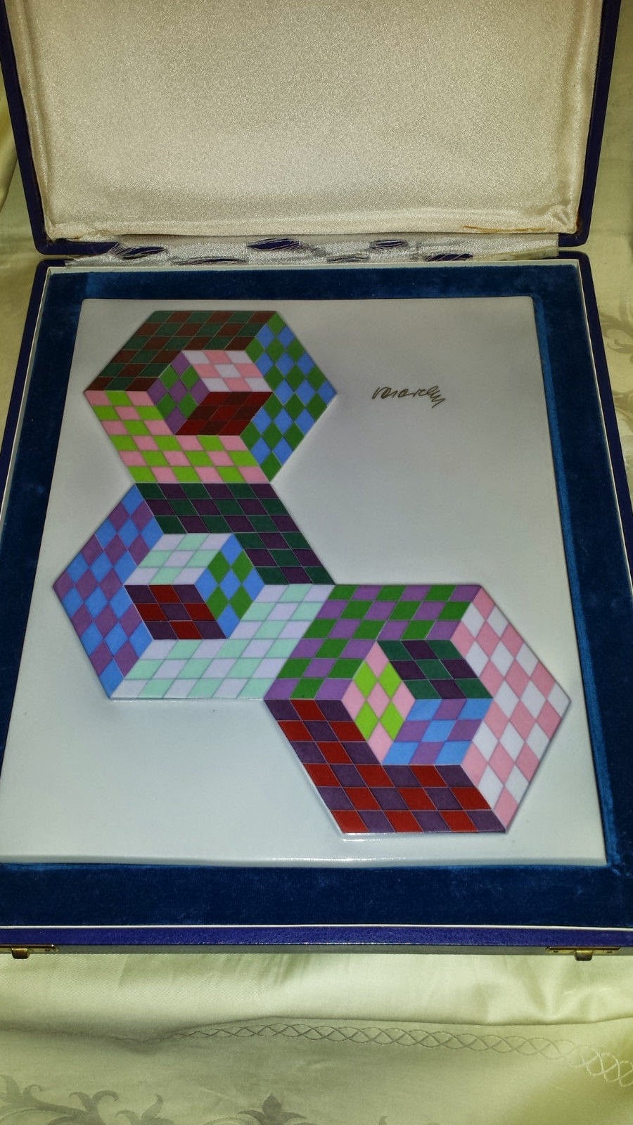 Plaque en céramique de Zsolnay - décor de Victor Vasarely - plaque dans sa boite d'origine Plaque en céramique de Zsolnay - décor de Victor Vasarely - plaque dans sa boite d'origine