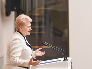 Grybauskaite%2Btribunoj