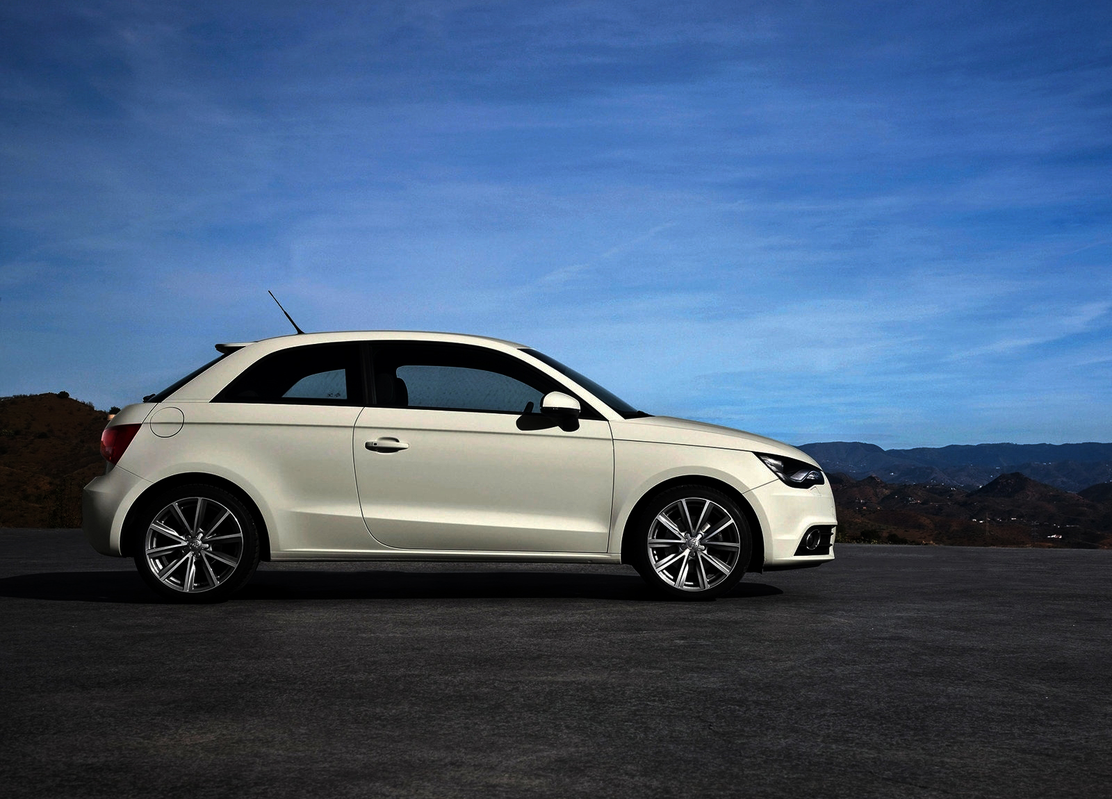 http://4.bp.blogspot.com/-tWXB5Wv8B8c/T5Y7UdG5gsI/AAAAAAAAFpk/clbIxeRQofg/s1600/Audi-2011_A1_wallpaper-1600x1200_0065.jpg