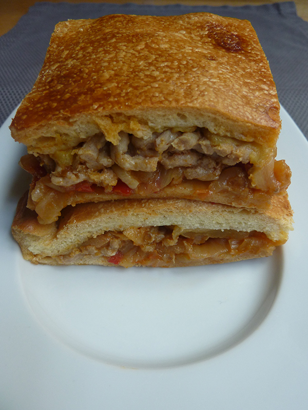 Fatia empanada de carne com maçã