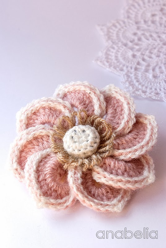 Rose crochet brooch by Anabelia