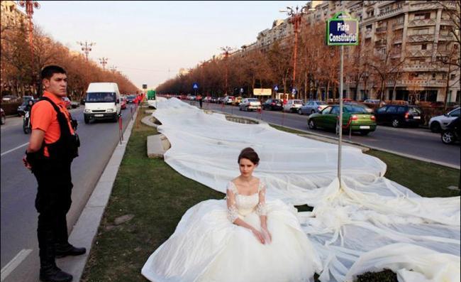STRANGE MARRIAGE GOWN IN THE WORLD LONGEST WEDDING GOWN WORLD RECORD STRANGE MARRIAGE GOWN IN THE WORLD LONGEST WEDDING GOWN WORLD RECORD
