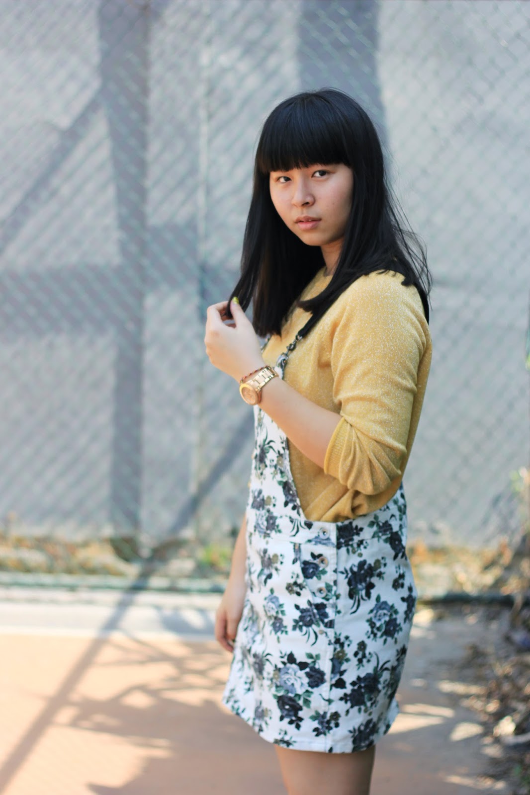 how-to-wear-floral-pinafore