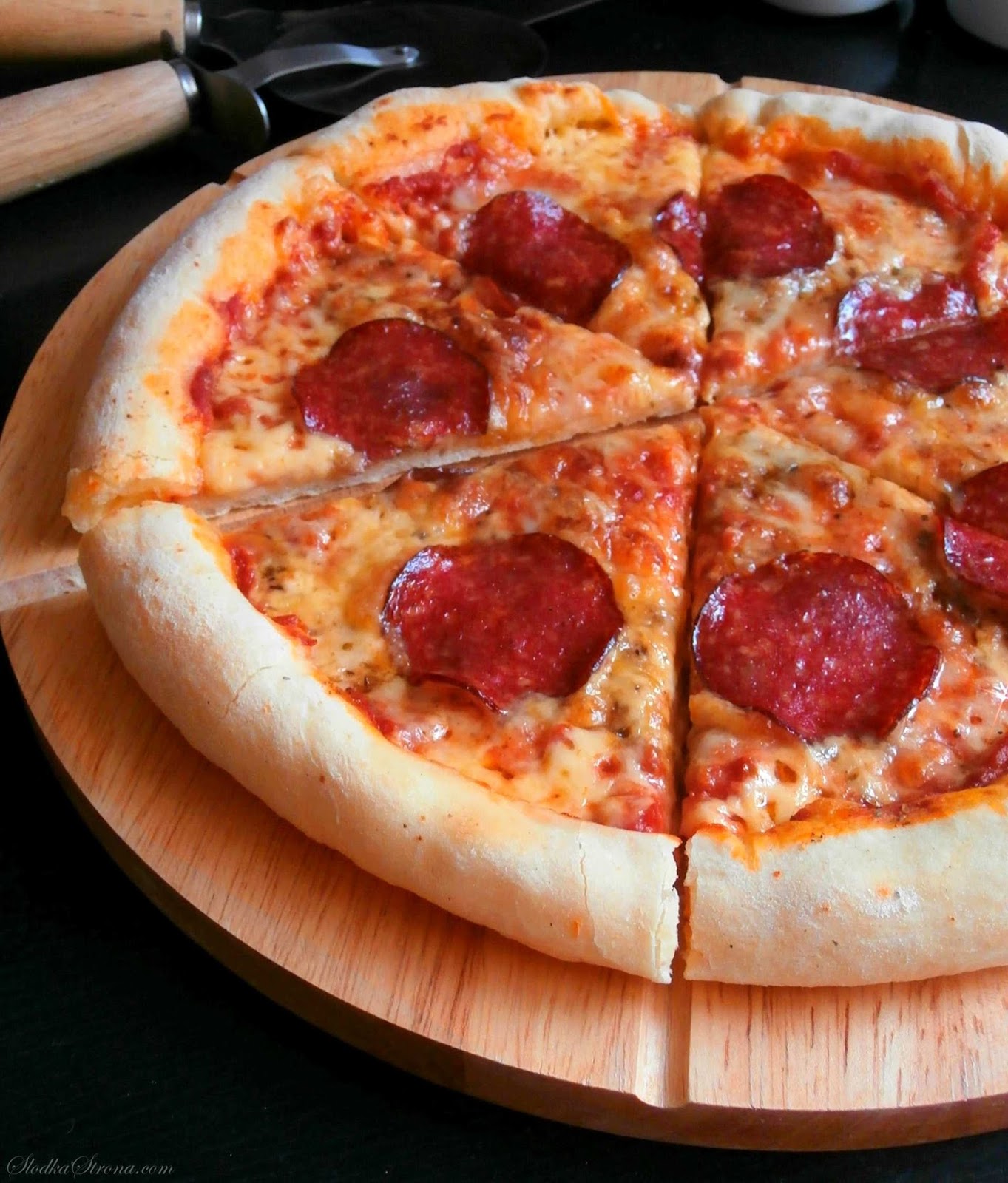 Słodka Strona Domowa Pizza z Salami i Serem w Brzegach (Rantach)