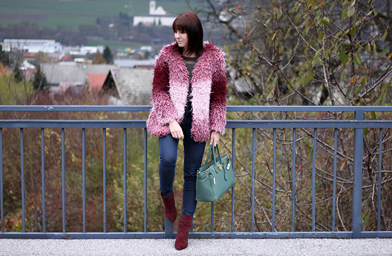 outfit-trend-fashionblogger-minkpink-fluffy-jacke-fakefur-fauxfur-asos-pink-rosa-burgund-highwaist-jeans-supertrash-boots-stiefel-tasche-hermes-birkin-grün-ebay