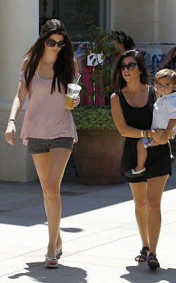 Kim & Kourtney Kardashian