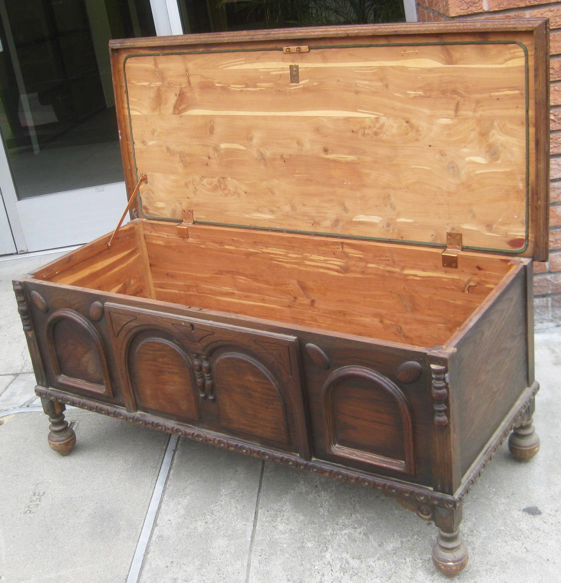 UHURU FURNITURE & COLLECTIBLES SOLD Oak Cedar Lined Chest 100