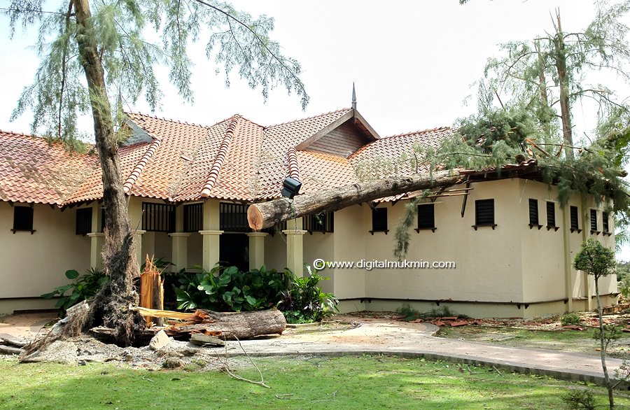 Ribut ‘serang’ Kuala Terengganu Ribut ‘serang’ Kuala Terengganu