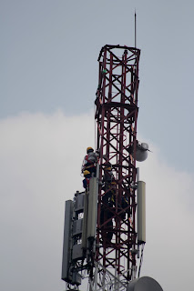 Bekerja pada ketinggian Tower Telekomunikasi Bintaro Jaya