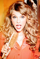 Taylor Swift uses hair comb as a microphone