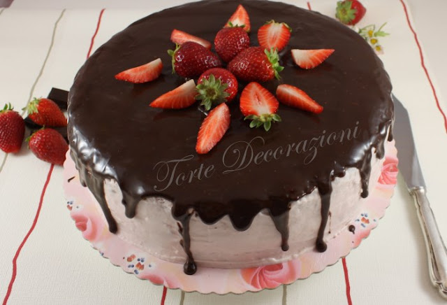 Ho apportato alcune modifiche alla ricetta originale,per la base al cioccolato ho preferito farne una più che collaudata,che usato per questa,e altre torte.