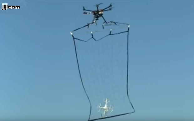 شاهد هذا الفيديو لطائرة ذكية تلاحق طائرات الدرون غير المرخصة و تصطادها في الجو