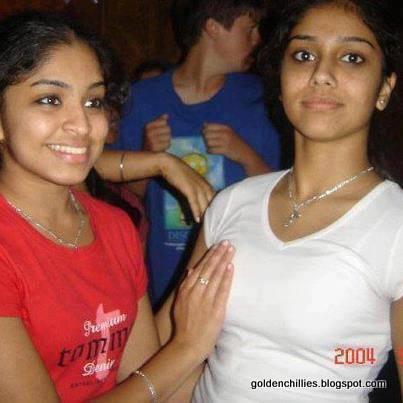 college girls exposing in saree stills 