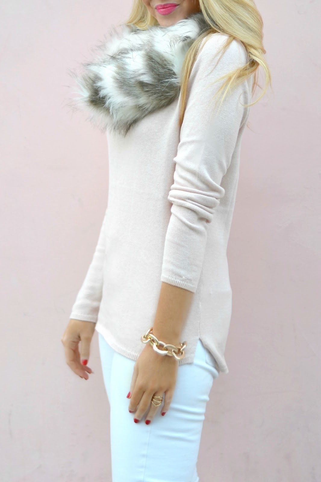 winter-white-outfit-with-faux-fur-scarf