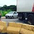 Mulher cai da moto e morre atropelada por carreta em avenida de MT