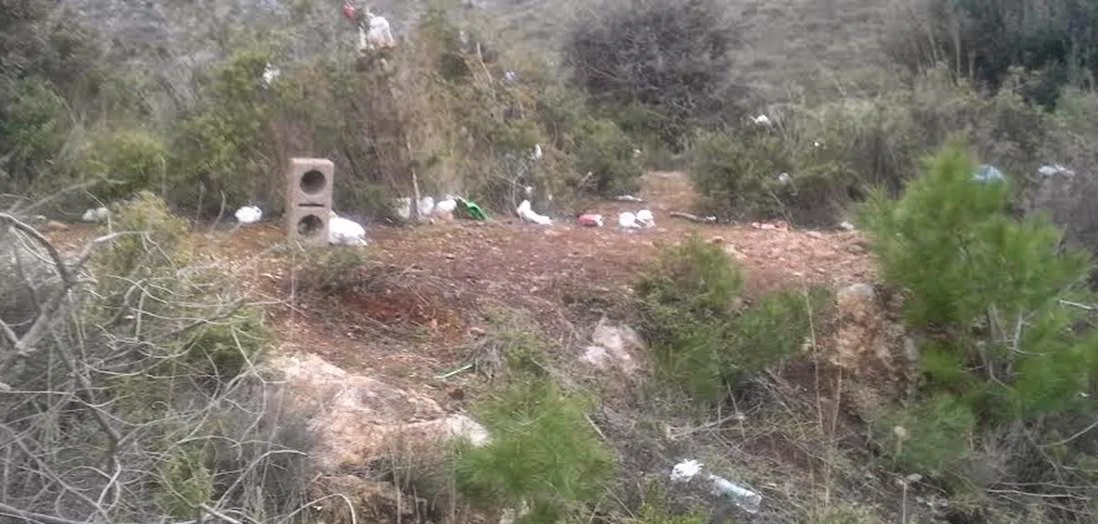 Αναγνώστης καταγγέλει: «Ξέχασαν να καθαρίσουν τα σκουπίδια από την Ανάβαση Ριτσώνας» (ΦΩΤΟ)