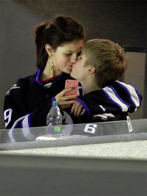 Justin Bieber and Selena Gomez Kiss