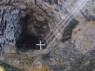 Τα  μυστηριώδη σπήλαια του  Αγίου Όρους (Βίντεο)