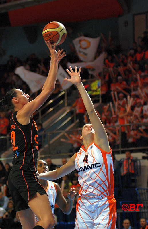 Агнешка Маевска очередной бросок по кольцу