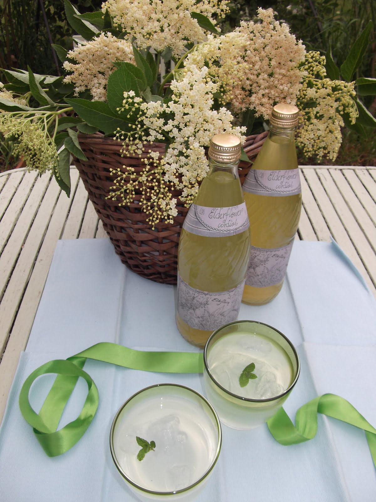 . Elderflower cordial deliciousness for your weekend or garden party