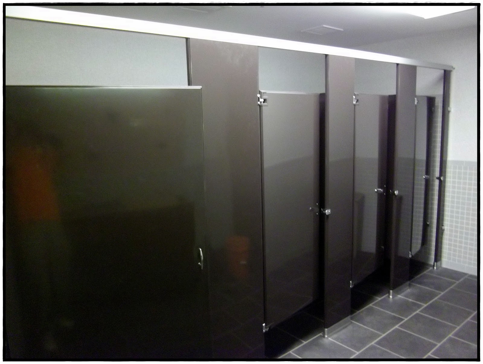 Why Are Toilet Stall Doors Not Fully Enclosed? What Is the Logic?