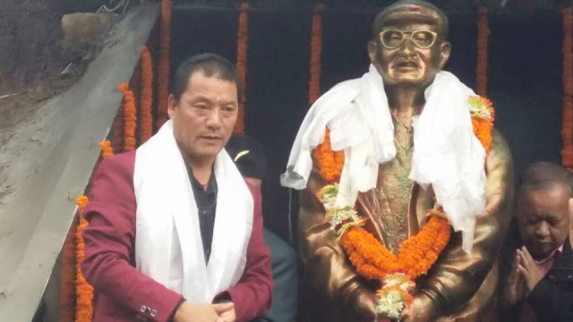 Gurung unveils the statue of Kaman Singh Ramudamu in Darjeeling on Thursday.