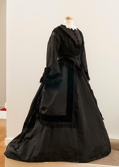 http://www.thevalentine.org/blog/RVA28-Mourning-Dress#sthash.sojKA95S.dpuf