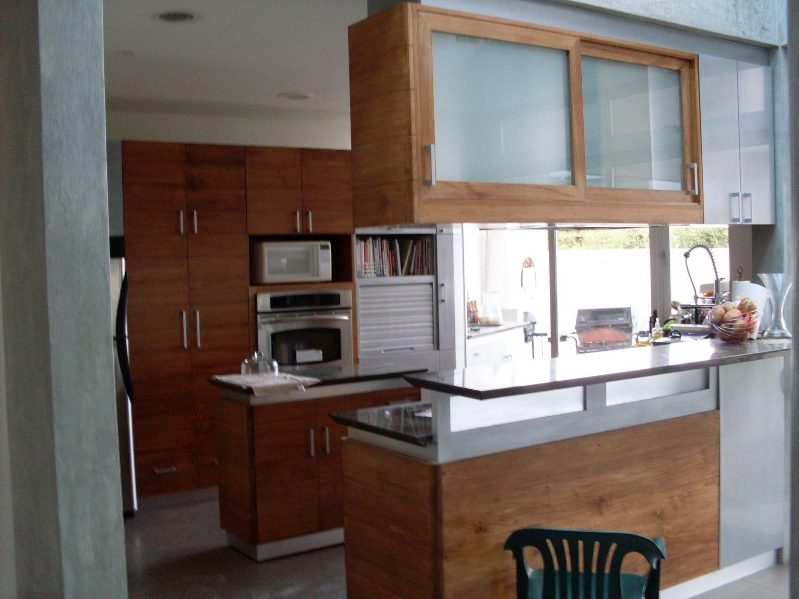 Descripción Mueble de cocina con desayunador con madera de Melina Descripción Mueble de cocina con desayunador con madera de Melina
