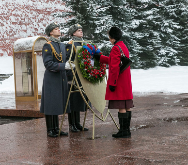 ANNE,+wreath+at+Eternal+Flame,+Feb+12th+2014.jpg