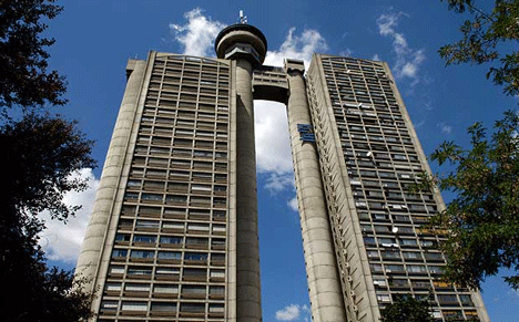 genex brutalist gedung pencakar langit aneh