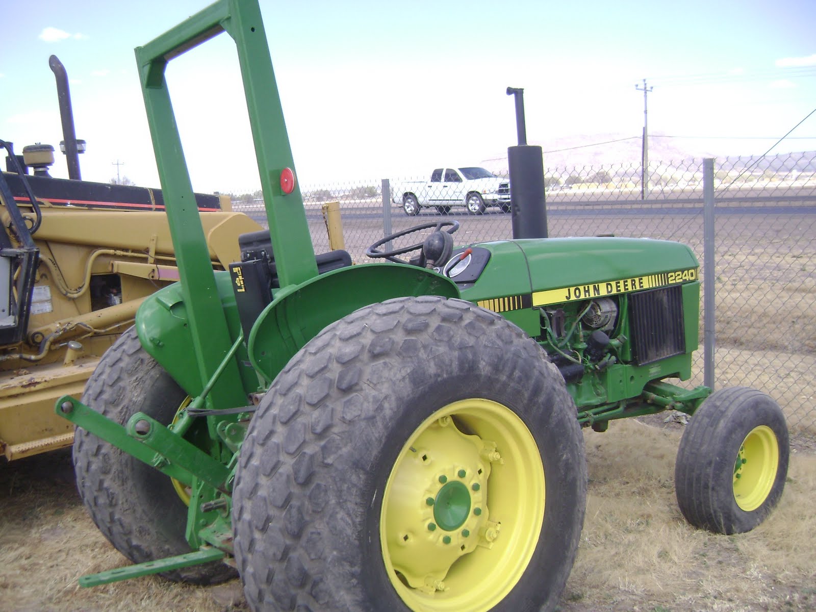 MAQUINARIA AGRICOLA INDUSTRIAL Tractor John Deere 2240, 50 hp, 8000