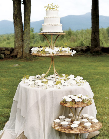 lily and bart's wedding table decor with wedding cake