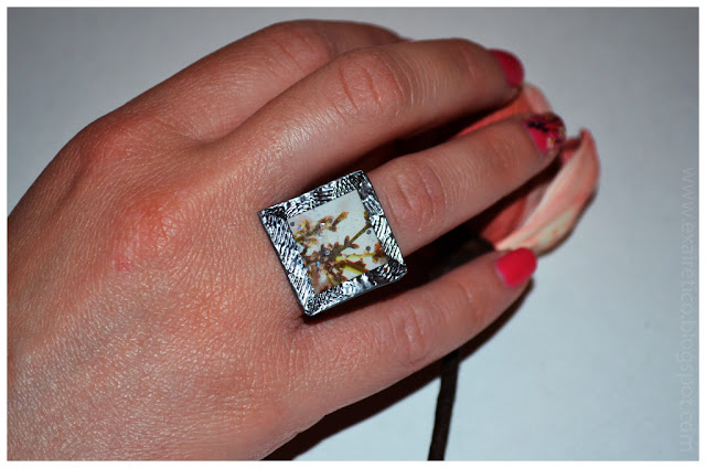 Χειροποίητο δαχτυλίδι με υγρό γυαλί και εικόνα από ανθισμένη αμυγδαλιά