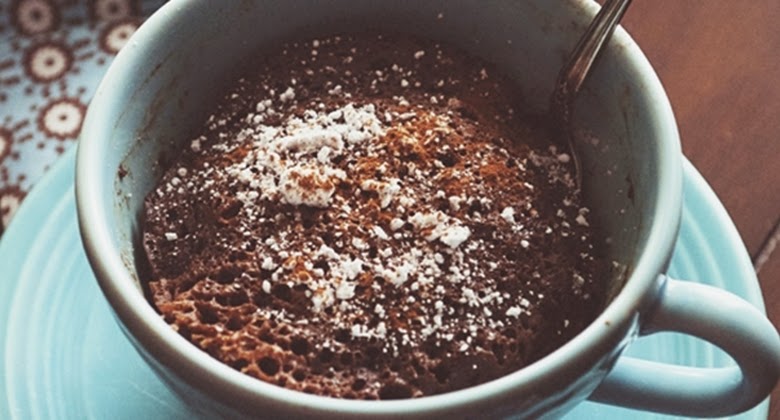 Cara Mudah Membuat Kue Cokelat Kayu Manis dalam Mug