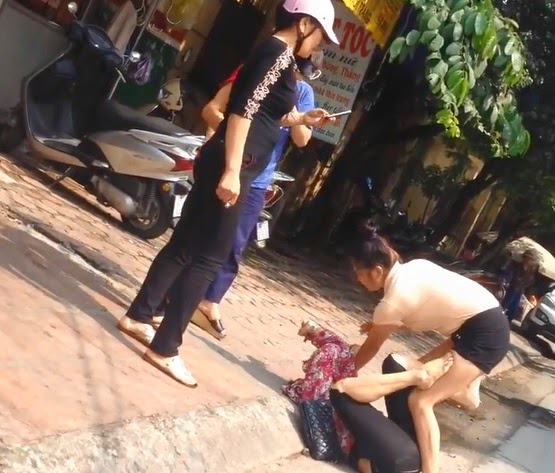 Đánh ghen "tưng bừng mừng tháng cô hồn" ở phố Trần Bình.
