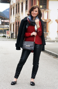 https://ladyofstyle.com/2014/12/casual-black-leather-plaid-scarf.html